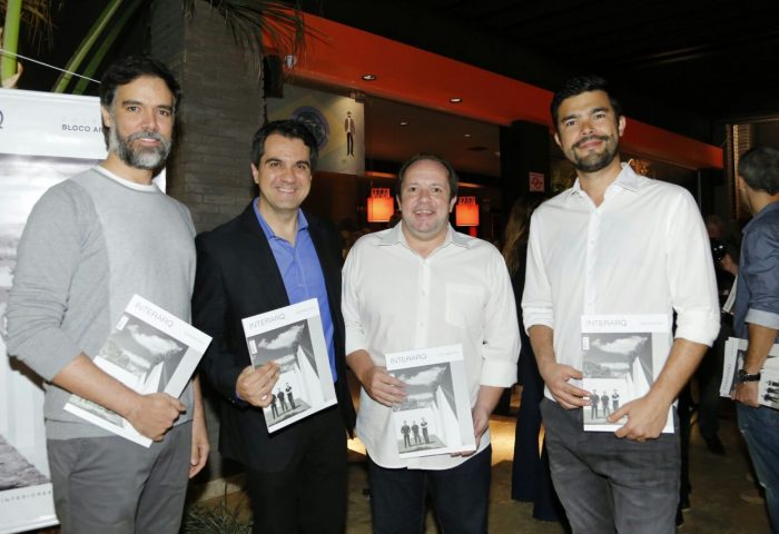 Os arquitetos Daniel Mangabeira, Henrique Coutinho e Matheus Seco com o publisher Lúcio Moreno