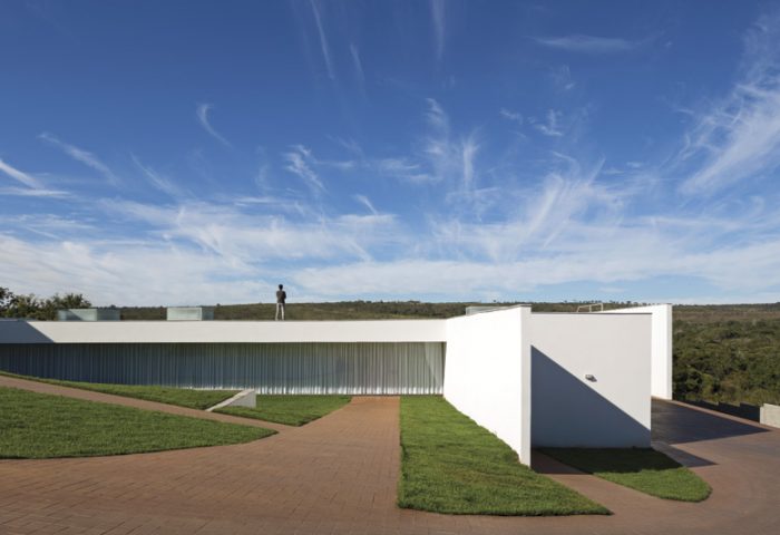 Distante do centro urbano de Brasília, esta casa propõe total integração com a vegetação nativa ao redor - Revista InterArq | Arquitetura, Decoração, Design, Paisagismo e Lifestyle