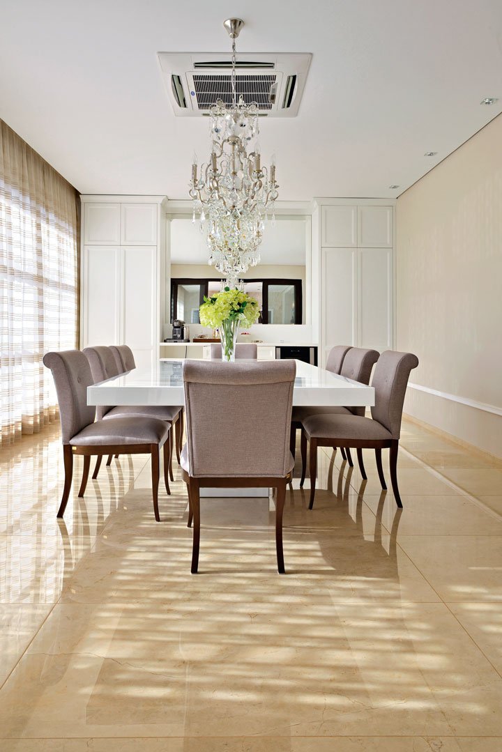 A sala de jantar climatizada (MaxiAr) tem atmosfera leve graças à mesa em laca e armários brancos. Cadeiras da Sierra UneRobusti.