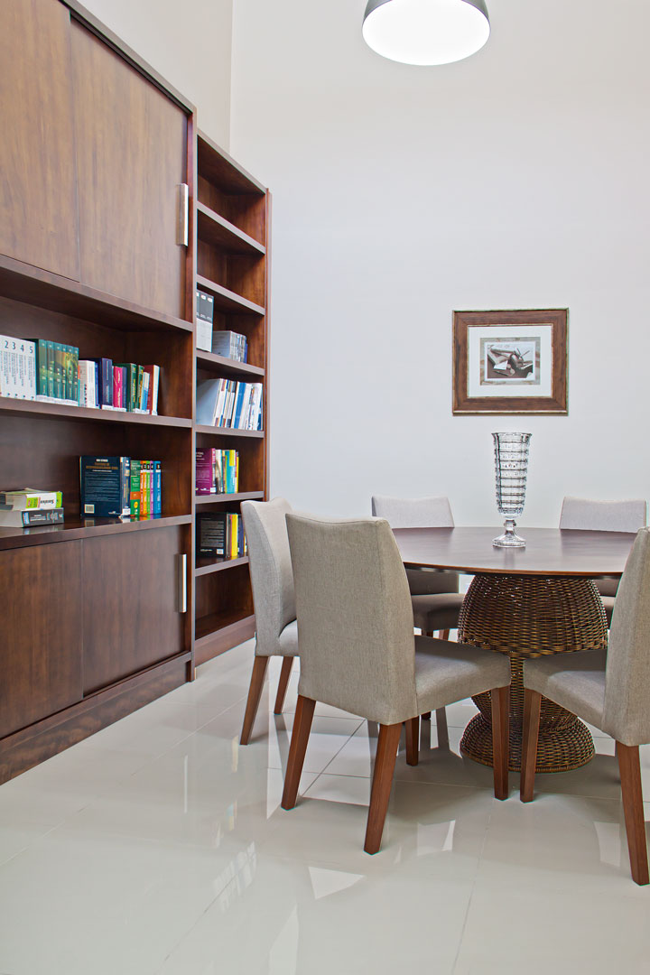 A biblioteca ganhou uma mesa redonda utilizada para estudos de caso e também para pequenas reuniões