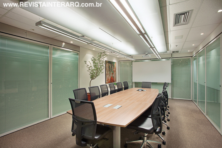 A sala de reuniões recebeu uma iluminação bem planejada (Interluz)