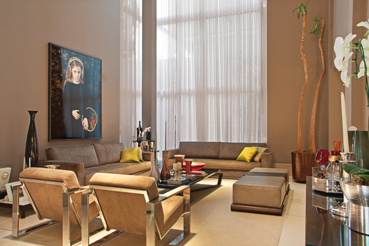 O living foi renovado com o piso em mármore Branco Piguês e móveis de design da Artefacto e da Quadra