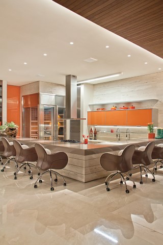 Também da Bontempo, o mobiliário do espaço gourmet tem cores mais vibrantes. A bancada da Silestone compõe com o piso em mármore Crema Marfil (Marmoraria Alvorada). As poltronas Incisa com rodízios são da Depadova 