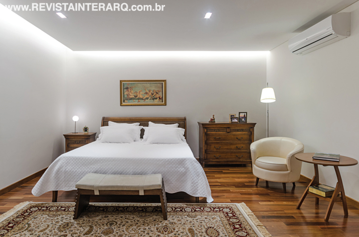 O piso da Indusparquet (73 Kaza e Pisos de Madeira) confere aconchego à suíte do casal, ambientada com móveis da Casa Versatti e cortinas da Ville Marie