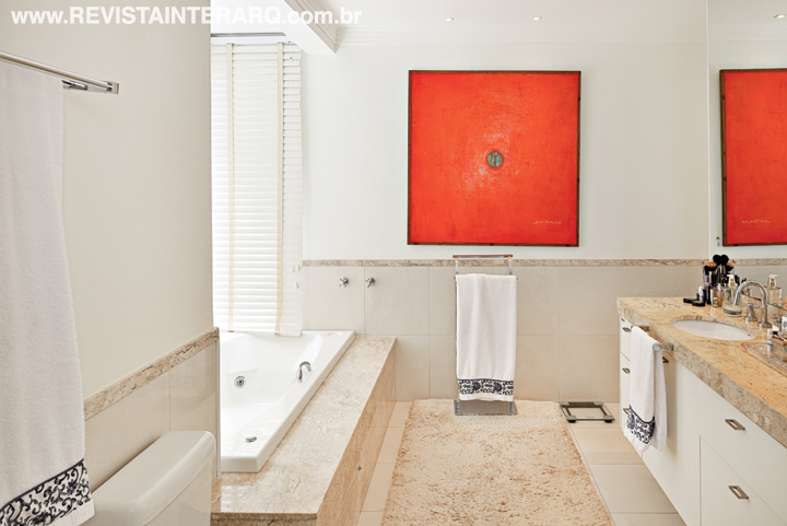 A sala de banho foi “aquecida” com a tela do artista Sylvio Viana