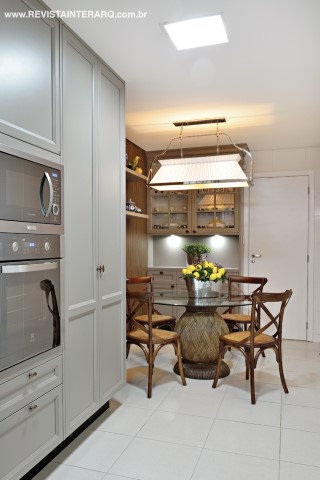 Os armários da linha Charm, da Florense, e a luminária de estilo (Luminá Ribervent) ditam a personalidade retrô da cozinha