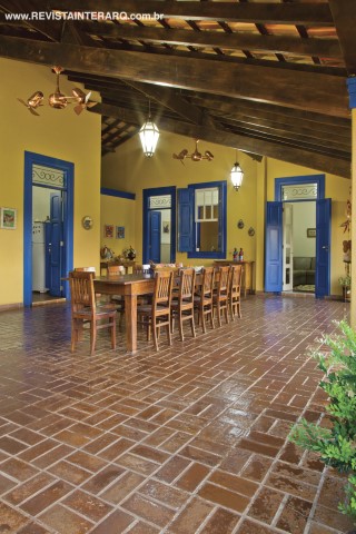 As portas e janelas originais da casa foram mantidas e valorizadas por molduras e cores contrastantes, como o azul e o amarelo (Franca Cores), além de charmosas maçanetas em louça (Casa das Fechaduras)
