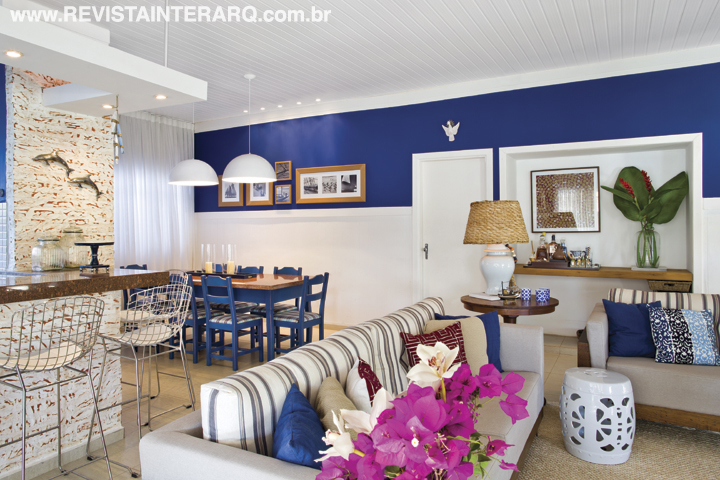 No interior da casa, o azul predominante das paredes (Franca Cores)