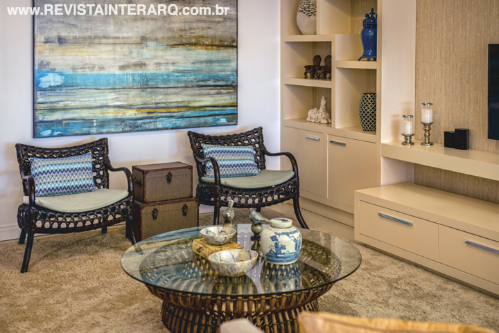 As cores da praia, azul e areia, são repetidas no décor, que traz sofás em couro, tapete cru, poltronas e mesa de fibra e móvel em laca.