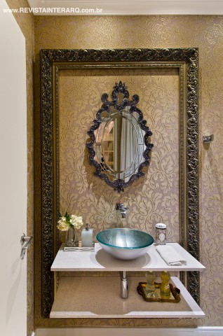 No lavabo, a moldura de grande dimensões (Artgesso São Francisco) destaca a bancada em Caesarstone (Galeria das Pedras Marmoraria) e o espelho em estilo veneziano com acabamentos em Murano