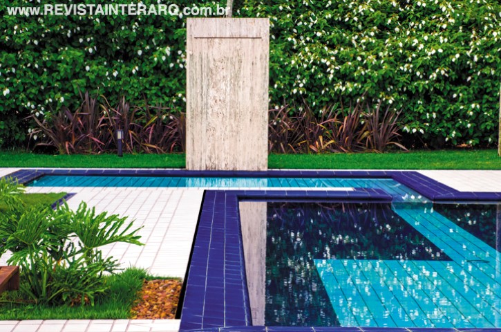 As formas e tons branco, azul e verde da piscina foram inspirados nos desenhos de Isamu Noguchi