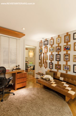 A geometria das fotos presas em tiras de couro juntamente com o sofá (Dazze) fazem do pequeno escritório um lugar de muito aconchego e recordações familiares