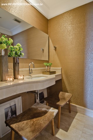 O lavabo, decorado com banquetas de couro e quadros com moldura brancas (Artgesso São Francisco)