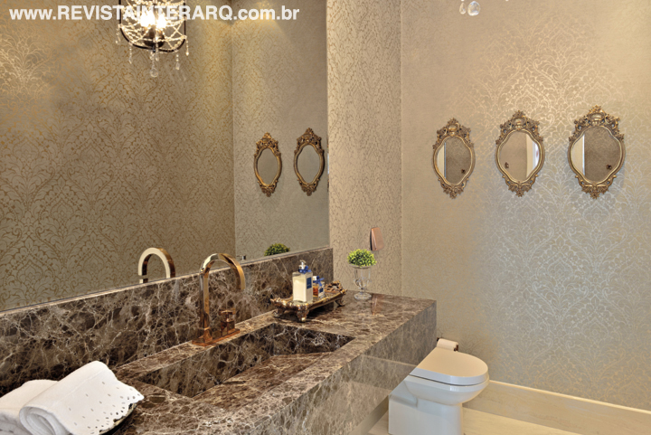 O luxuoso lavabo com papel de parede adamascado prata e bancada em mármore Marrom Imperial