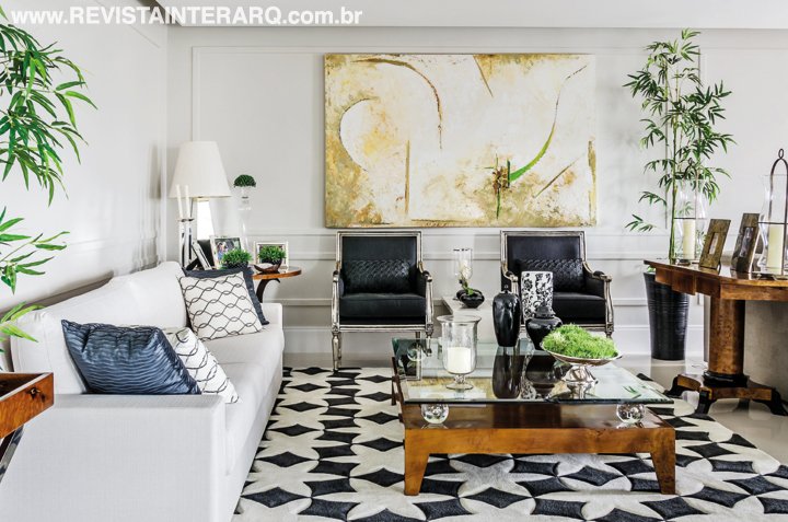 No living, os móveis se destacam pela elegante paleta neutra, com preto, cinza e off-white. O tapete estampado da Santa Mônica confere dinamismo ao décor (tudo da Firmato Móveis)