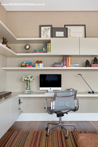 No office, destaque para a leveza do mobiliário branco de linhas retas