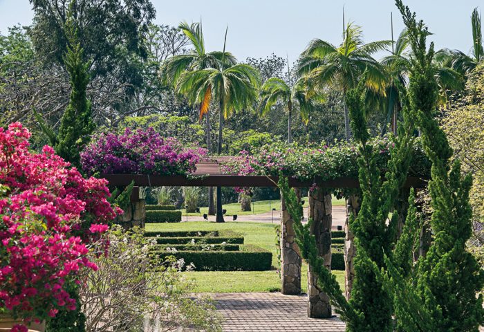 Inspirado na região de Toscana, este jardim foi desenvolvido para aflorar os sentidos, com pontos de pausa e contemplação ao redor da casa - Revista InterArq | Arquitetura, Decoração, Design, Paisagismo e Lifestyle