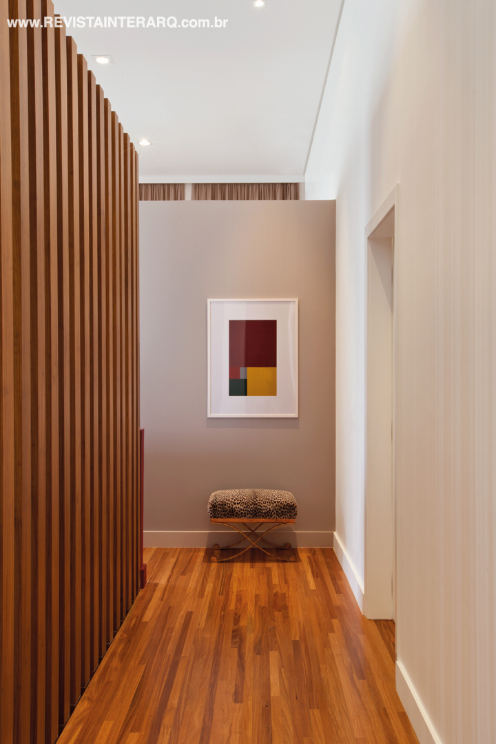 Com mais privacidade e charme, o corredor dos quartos recebe a luz natural que passa pelos pilares de madeira