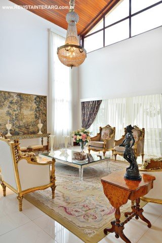 No living, sofás em estilo francês, folheados a ouro, acompanham o tapete Aubusson e os ornamento suntuosos 