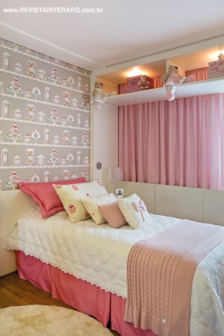 No quarto da menina, o rosa predomina. Papéis de parede, tecidos e cortinas da Délicatesse Tecidos. Roupas de cama da Bandeirantes Casa