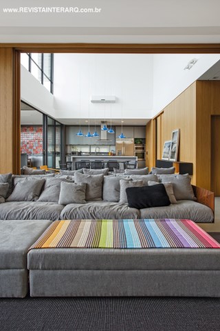 Detalhe da manta de lã Missoni Home emprestando seu icônico colorido para o sofá em lona cinza de Jader Almeida (Marcia Silveira Ambientações)
