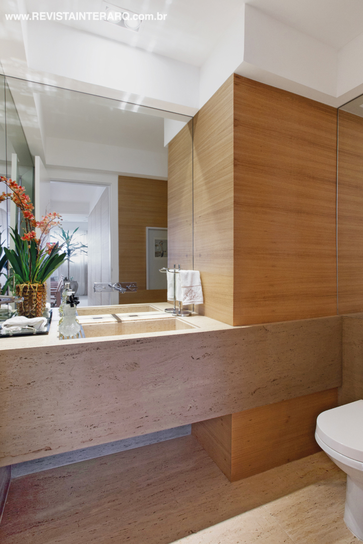 No lavabo, a mesma composição dos acabamentos de todo o apartamento: mármore e madeira lavada