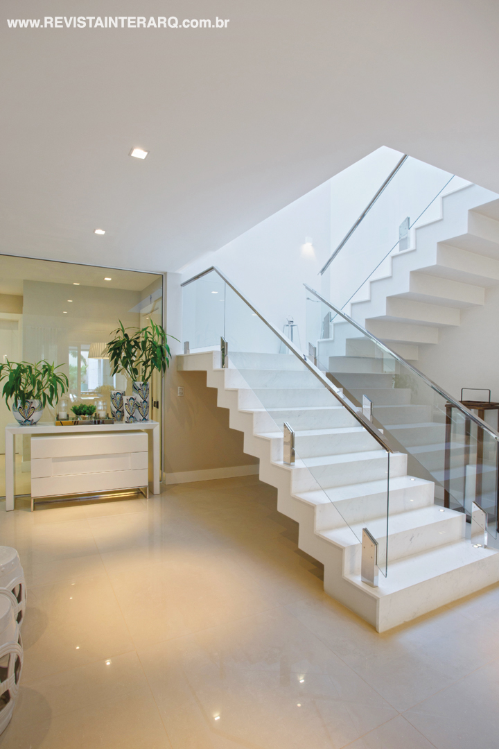 A escada de acesso à ala íntima dá continuidade visual ao piso em porcelanato da Portobello Shop