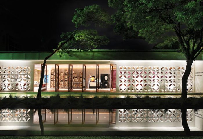 O lounge do arquiteto Leo Shehtman para a Casa Cor SP 2014 foi parcialmente fechado com cobogós  da linha Luna, da Solarium