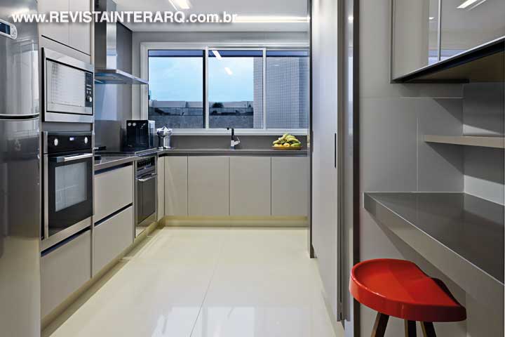 A cozinha feita pela Ornare garante a modernidade que os clientes sempre buscaram. O uso do revestimento da Silestone, nas bancadas e piso, trouxe beleza e praticidade. A obra foi executada pela Du’Art Arquitetura e Construção