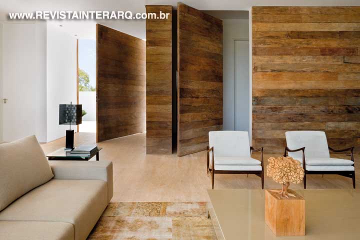 Sofá cinza em linho e peças de design, como a poltrona Mole, de Sérgio Rodrigues (Hill House). Climatização da Arfrio