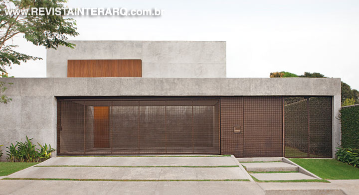 Neste projeto, a proposta foi criar uma arquitetura funcional e minimalista com o uso de concreto, aço e madeira - Revista InterArq | Arquitetura, Decoração, Design, Paisagismo e Lifestyle