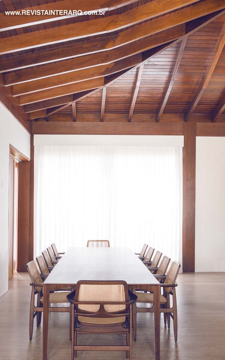 No jantar, mesa Dinn, do designer Jader Almeida, e cadeiras Oscar, de Sergio Rodrigues (tudo da Hill House)