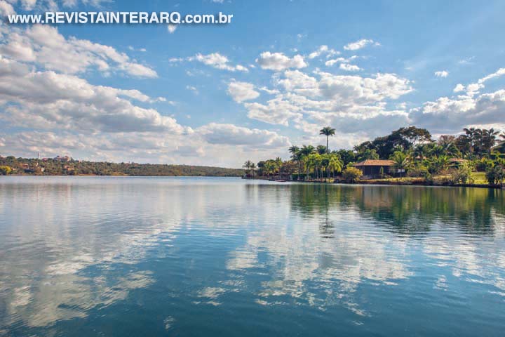As águas do lago Paranoá envolvem o terreno e nortearam toda nova arquitetura, com ambientes íntimos e sociais posicionados para momentos de contemplação