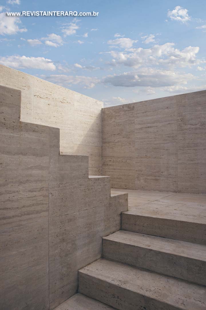 O solarium sobre o espaço gourmet é acessado por uma escada esculpida em mármore Travertino