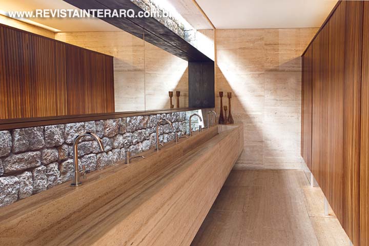 Integrada ao espaço gourmet, a sauna foi pensada para receber os inúmeros amigos da família
