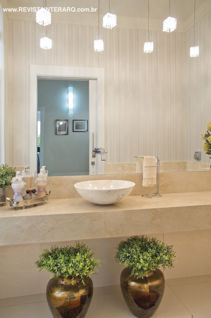 No lavabo, a bancada em mármore Crema Marfil confere um ar clean. As louças e metais são da ConstruArt