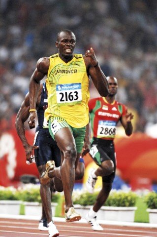 O jamaicano Usain Bolt é detentor de seis ouros Olímpicos, dos recordes mundiais nos 100m, nos 200m e no revezamento 4x100m e de oito títulos mundiais. Nos Jogos Rio 2016, o astro quer conquistar o inédito “tri triplo”. Para isso, precisa manter os títulos nos 100m e nos 200m rasos e vencer a final do revezamento 4x100m