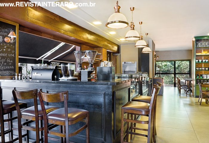 Neste café, o contraste da marcenaria garante uma atmosfera aconchegante - Revista InterArq | Arquitetura, Decoração, Design, Paisagismo e Lifestyle