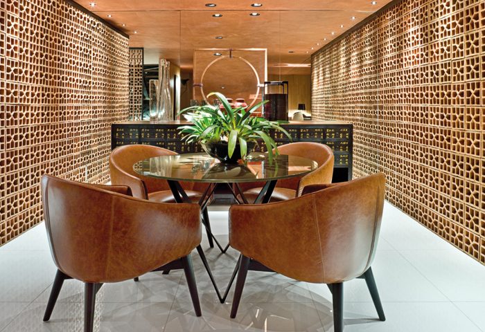 Na Mostra Artefacto, os arquitetos criaram um lobby de hotel inspirado em Hong Kong com o intuito de gerar impacto visual ao visitante - Revista InterArq | Arquitetura, Decoração, Design, Paisagismo e Lifestyle