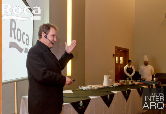 Roberto Spaki durante a apresentação da Roca