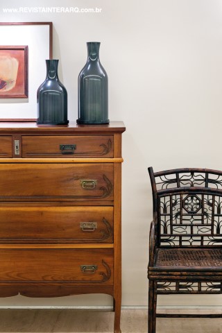 O charme da composição com cômoda antiga e cadeira Mandarin, da Artefacto