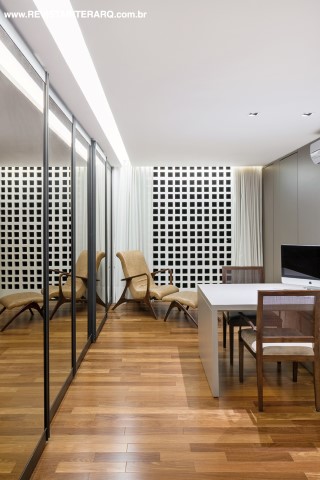 O piso em madeira cria efeito intimista e ressalta a beleza da composição toda branca