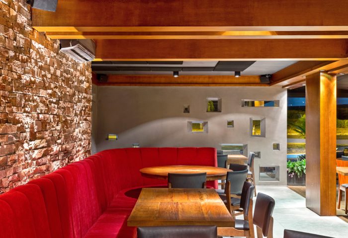 Com elementos marcantes, o projeto deste restaurante traz uma linguagem atemporal - Revista InterArq | Arquitetura, Decoração, Design, Paisagismo e Lifestyle