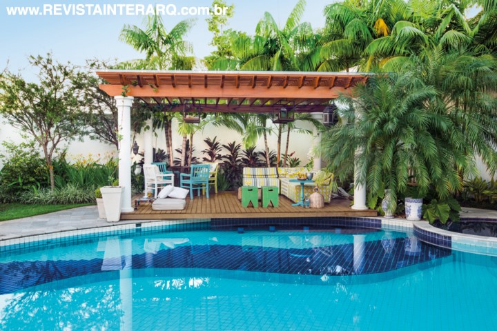 A piscina ganhou a companhia de um lounge feito com pilares de alvenaria, pérgola de madeira e cobertura de vidro (Vidraçaria Rio Preto). Os sofás são da Estofados Cardoso