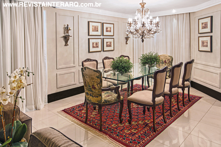 A sala de jantar com aura clássica traz um charmoso lustre de cristal da Marizza Prado, cadeiras revestidas com tecido da Entreposto (Cristina Lemos) e boiseries em gesso