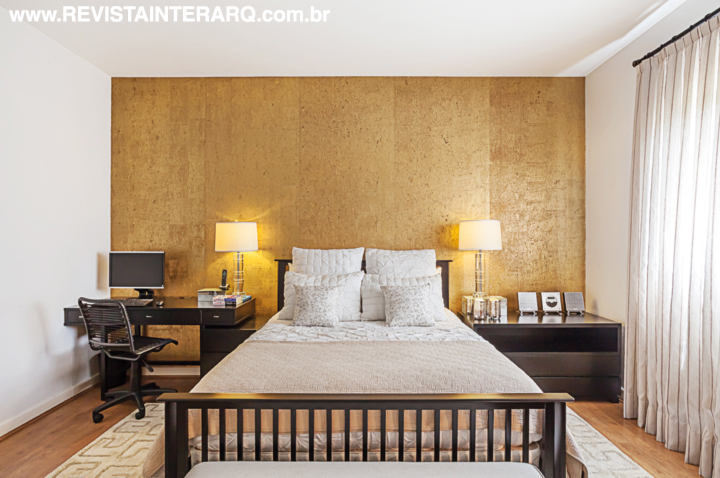 Para contrastar elegantemente com cama e móveis laqueados de preto, o papel de parede dourado foi a melhor escolha