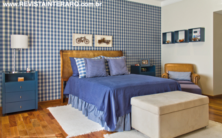 No dormitório do filho, o tecido de parede xadrez (Artenal) remete a uma atmosfera bucólica