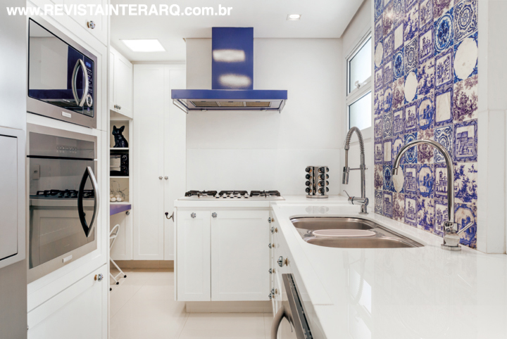 Azulejos que lembram ladrilhos portugueses e armários brancos conferiram bossa à cozinha
