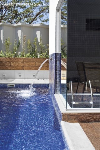 A piscina revestida com pastilhas Jatobá (Casa dos Construtores) conta com sauna e cascata