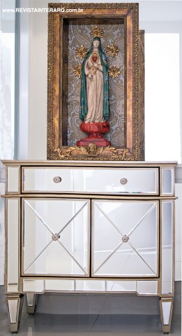 A cômoda espelhada (Roberto Chaim) acompanha o belo oratório com imagem de Nossa Senhora (UneRobusti)